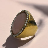 ANEL FOLHEADO A OURO COM PEDRA QUARTZO ROSA E PÉROLAS CULTIVADAS AO REDOR